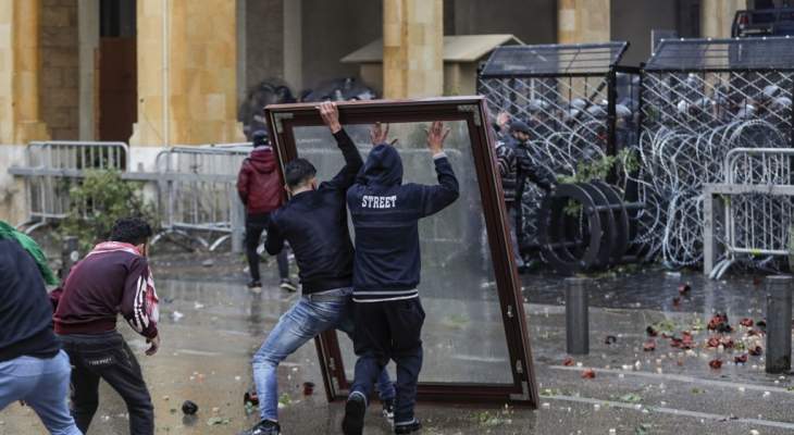 المواطنون يناشدون الجيش التدخل لوقف أعمال الشغب بوسط بيروت