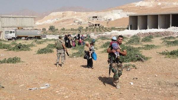 الجيش يسهل دخول النازحين من مخيمات وادي حميد الى داخل عرسال