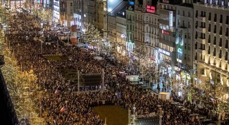 عشرات آلاف التشيكيين تظاهروا في براغ للمطالبة باستقالة رئيس الوزراء 
