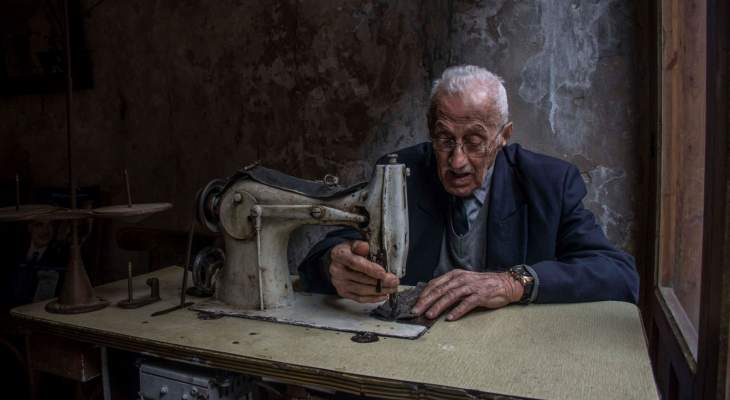 لبنانية التقطت صورة عجوز يمارس مهنة الخياطة تفوز بجائزة مسابقة &quot;لحظات&quot;