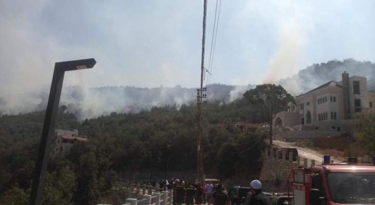 النشرة: الدفاع المدني يعمل على إخماد حريق كبير في جبل وادي العرائش بزحلة