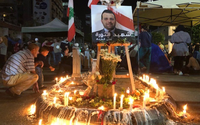 النشرة: إضاءة الشموع عند تقاطع إيليا في صيدا تحية لروح علاء أبو فخر