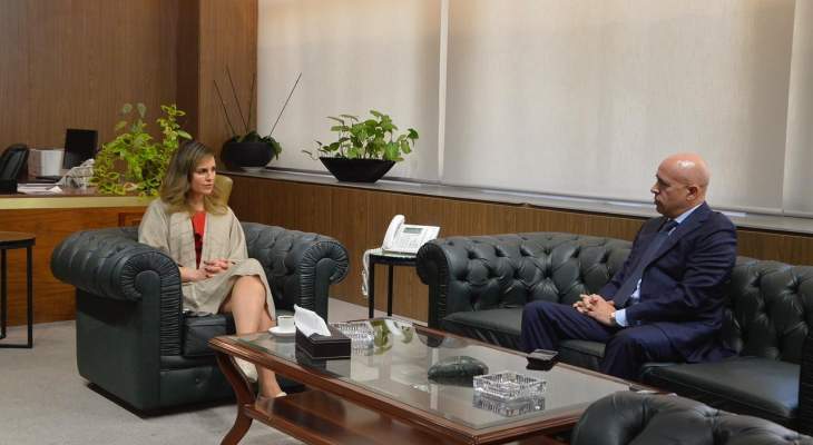 وزيرة الإعلام عرضت مع سفير الارجنتين العلاقات وتعزيز التعاون الاعلامي