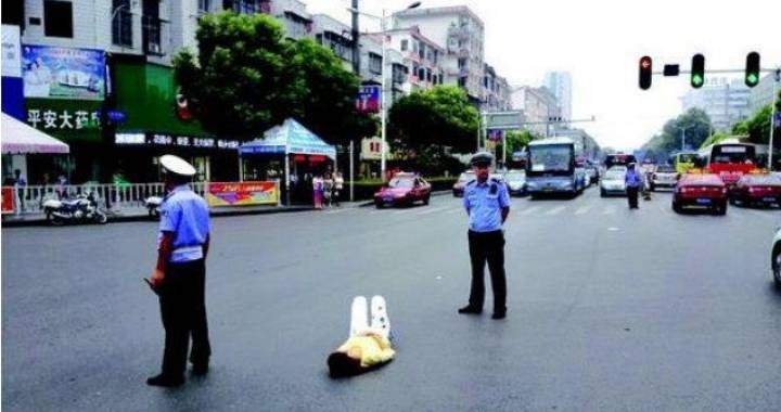 صينية تستلقي وسط الشارع احتجاجاً على رفض والدها شراء هاتف لها