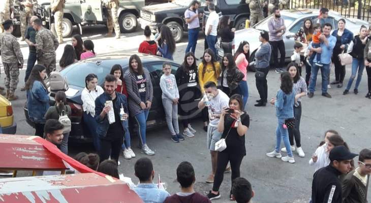 النشرة: بدء تجمع تلاميذ مدارس حاصبيا في باحة السراي الشهابية للاعتصام