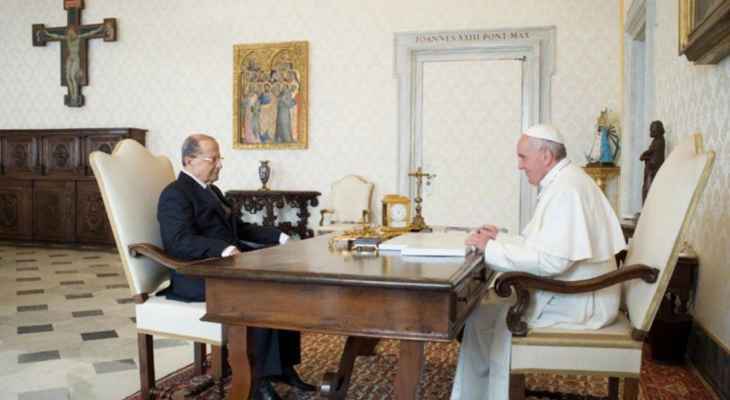 الرئيس عون التقى البابا فرنسيس في خلوة بالمكتب البابوي