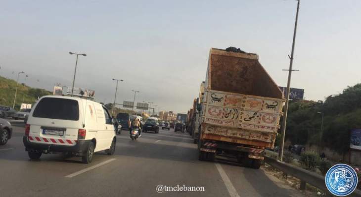 تجمع عدد من الشاحنات على اوتوستراد الاسد باتجاه بيروت