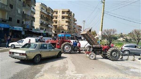 النشرة: قطع الطريق في بلدة صريفا بالجرارات الزراعية