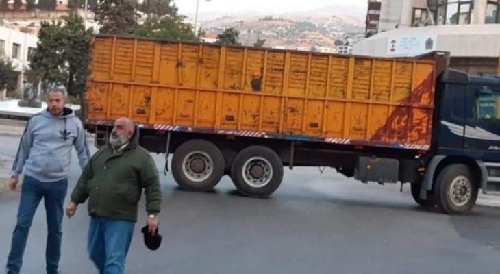 ابراهيم الصقر أعلن أنه استقدم شاحنات يملكها وقام مع شباب زحلة بقطع مستديرة المنارة