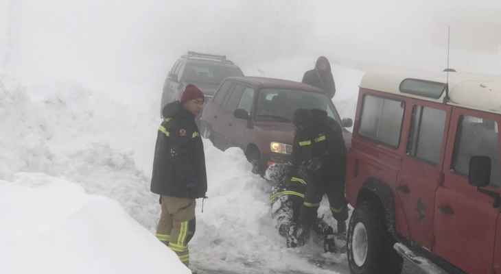النشرة: ​​​​​​​الدفاع المدني يعمل في هذه الأثناء على إنقاذ عدد من المواطنين العالقين على طريق ترشيش زحلة بسبب تراكم الثلوج