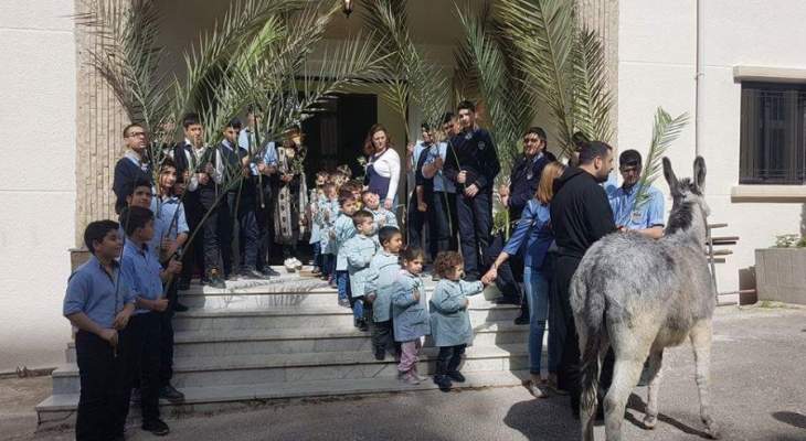 مدرسة مار شربل حاريصا احتفلت بأحد الشعانين في زياح سار فيه أطفال المدرسة
