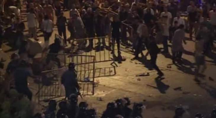 تدافع بين المتظاهرين والقوى الامينة في وسط بيروت