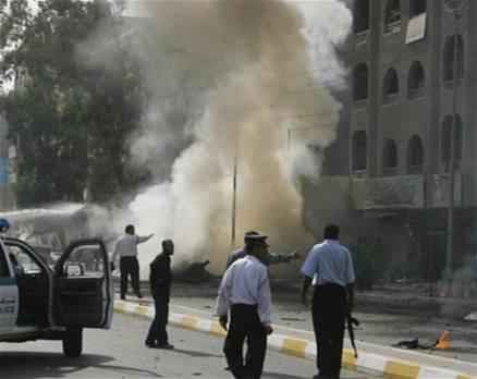 إصابة شخصين بتفجير عبوتين ناسفتين وتفكيك ثالثة في الكرادة وسط بغداد