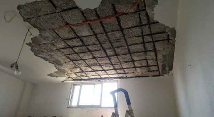 "النشرة": نجاة فلسطينية من إنهيار أجزاء من سقف منزلها في عين الحلوة