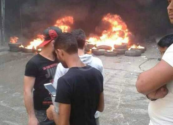 النشرة: عائلة شتلة تقطع الطرقات بالاطارات المشتعلة في مخيم البداوي