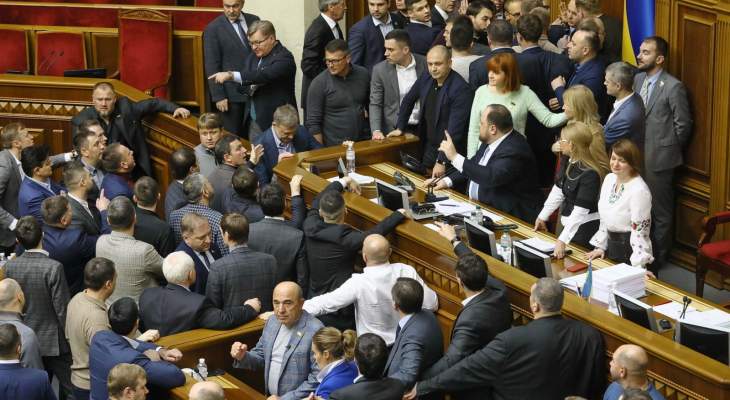 تدافع بين نواب في البرلمان الأوكراني بسبب خلاف على قانون بيع أراض زراعية