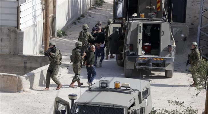 "هآرتس": الجيش الإسرائيلي يحتجز مئات الأسرى الذين اعتقلهم من غزة بمعسكر في النقب قرب بئر السبع