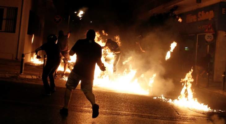 اشتباكات عنيفة بين شرطة اليونان ومحتجين وسط أثينا