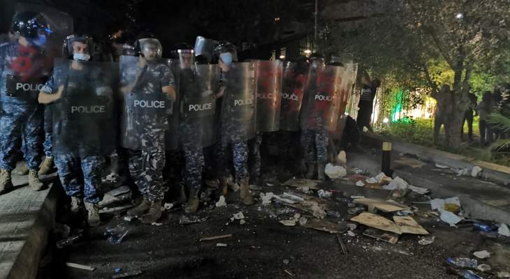 عودة المواجهات بين المحتجين والقوى الأمنية أمام منزل فهمي وتجدد رمي القنابل المسيلة للدموع