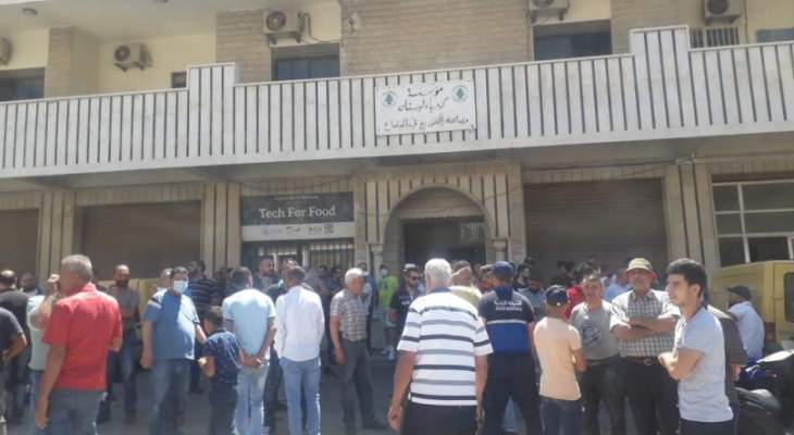 اهالي قب الياس نفذوا وقفة احتجاجية أمام دائرة مؤسسة كهرباء لبنان رفضا للتقنين والعتمة الشاملة
