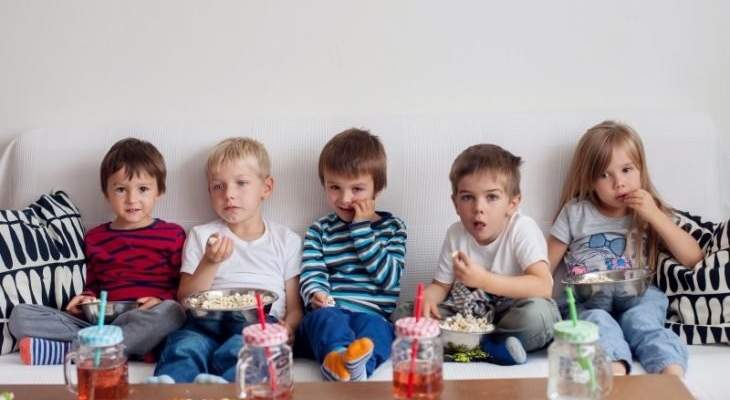 مشاهدة التلفزيون أثناء تناول الطعام تؤثر سلبا على القدرات اللغوية للأطفال