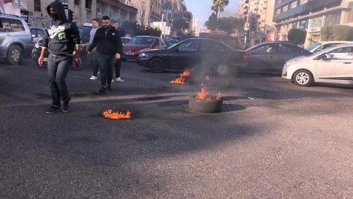 النشرة:محتجون أشعلوا إطارات عند تقاطع إيليا مما أدى لإغلاق السير جزئيا