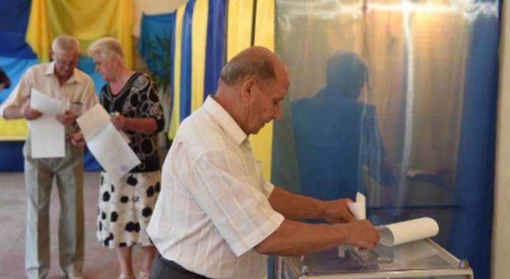 بدء التصويت في انتخابات برلمانية مبكرة في أوكرانيا