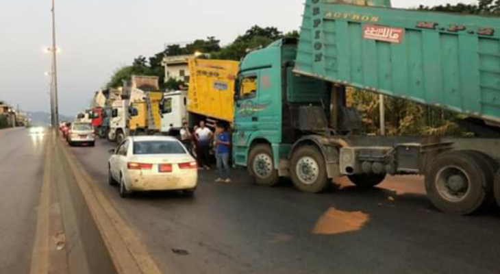 وقفة احتجاجية لأصحاب الشاحنات على طريق المنية العبدة تسبب بزحمة سير