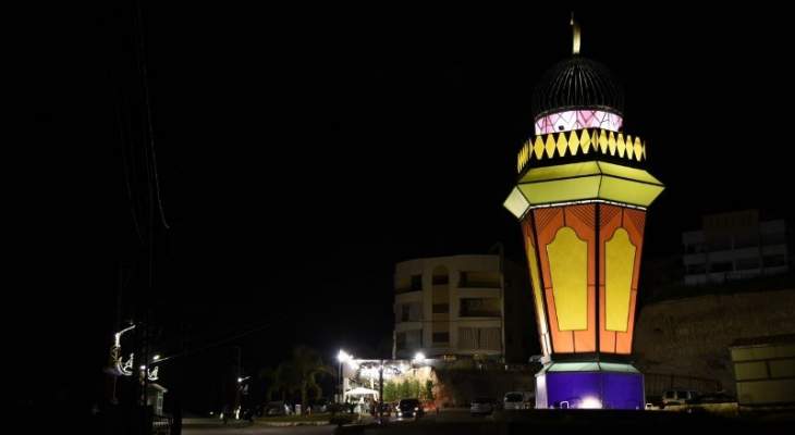 بلدية بقسطا رفعت أكبر مجسم لفانوس رمضاني في لبنان