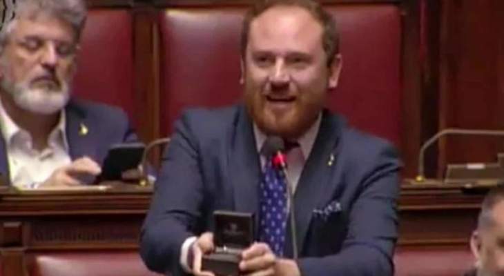 نائب إيطالي يتقدم بطلب زواج من صديقته خلال جلسة البرلمان
