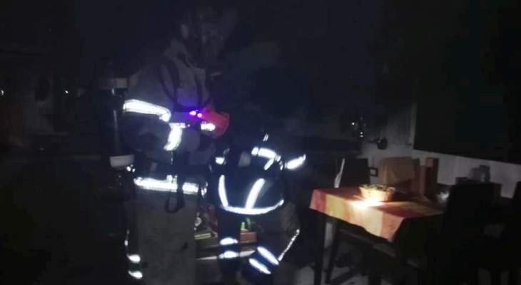 الدفاع المدني: إنقاذ امرأة وإخماد حريق داخل ڤيلا في قدموس- صور