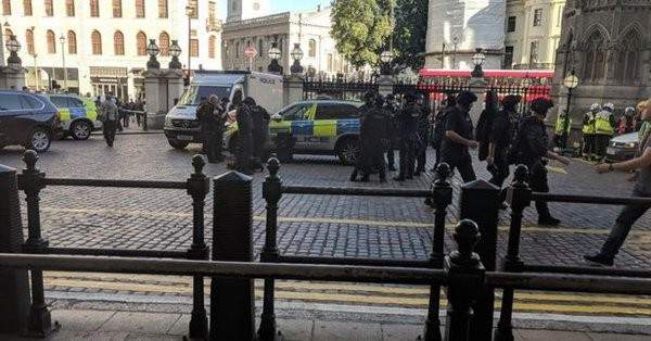 شرطة بريطانيا: إخلاء محطة قطارات أنفاق بعد تقارير عن رجل بحوزته قنبلة
