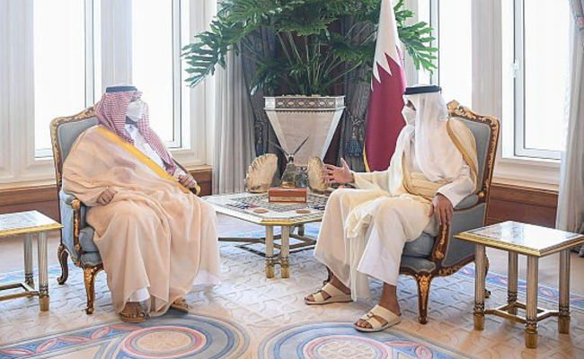 أمير قطر بحث مع وزير سعودي بالعلاقات بين البلدين وسبل تطويرها