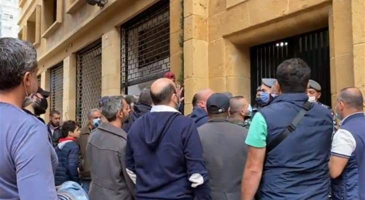 اعتصام أمام وزارة الاقتصاد اعتراضاً على سوء تخزين الطحين في المدينة الرياضيّة