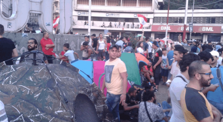 المتظاهرون ينصبون الخيم في ساحة النور بطرابلس ويؤكدون ان اعتصامهم مستمر