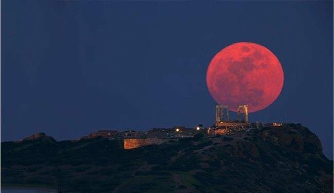 القمر الأحمر سيظهر نهاية هذا الشهر .. فهل سينتهي العالم؟
