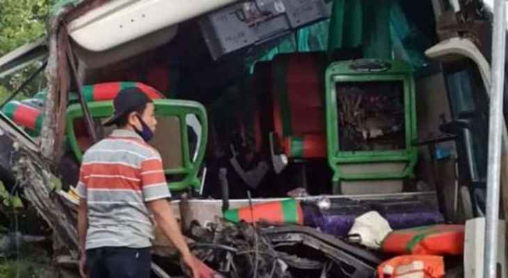 مقتل 13 شخصاً وإصابة 8 آخرون إثر تدهور حافلة في إندونيسيا