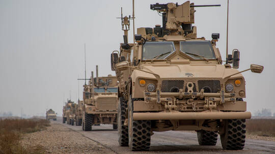 "سانا": القوات الأميركية أدخلت رتلًا محملًا بمعدات عسكرية قادمًا من العراق إلى سوريا