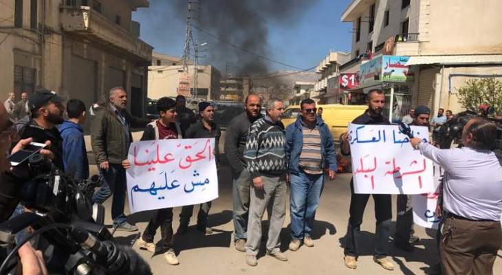 النشرة: اصحاب المهن الحرة قطعوا الطريق بزحلة رفضا للعمالة السورية