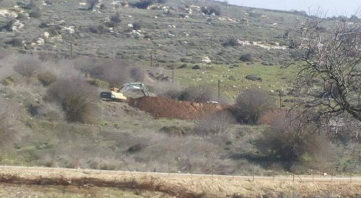 النشرة: قوات اسرائيلية تحفر خنادق وتنظف العبارات المحاذية للطريق العسكري بالعباسية