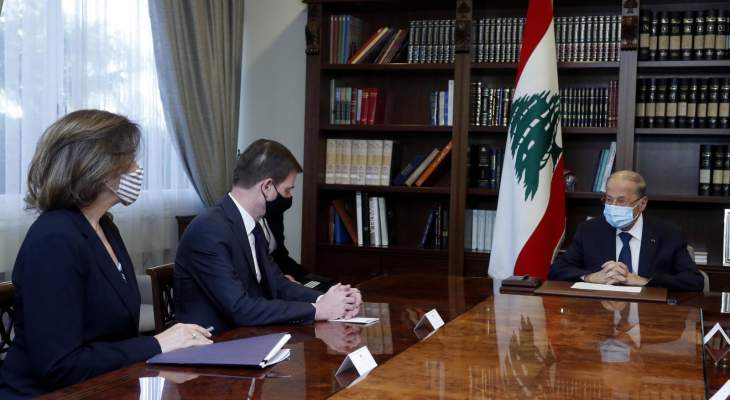 الجمهورية: هيل أكد للرئيس عون أن لا مساعدات للبنان من دون تشكيل حكومة 
