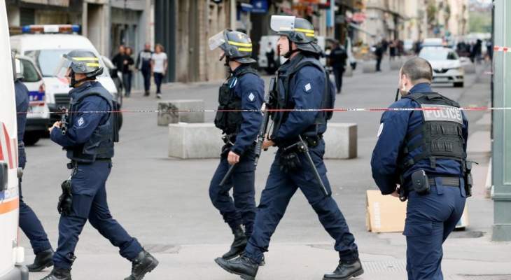 الشرطة الفرنسية أطلقت النار على رجل قرب باريس بعد أن حاول طعن أشخاص عدة