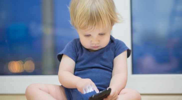 "ديلي ميل": تهدئة الأطفال من خلال الأجهزة الذكية قد يفقدهم قدرة التحكم في عواطفهم بحسب دراسة حديثة