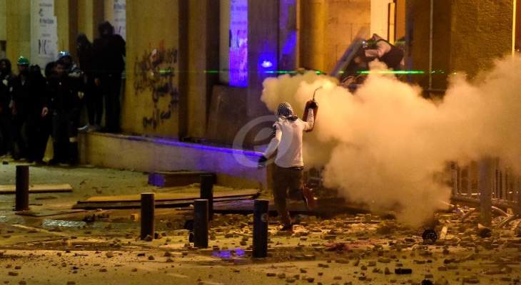 القوى الامنية تطلق قنابل مسيلة للدموع باتجاه المتظاهرين في بيروت 