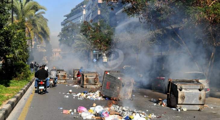 الجيش أطلق قنابل مسيلة للدموع لتفريق محتجين يحاولون إقفال مطاعم ومحطّات بنزين بطرابلس