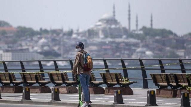 سلطات تركيا فرضت على المواطنين غير الملقحين ضد "كورونا" إجراءات إحترازية جديدة
