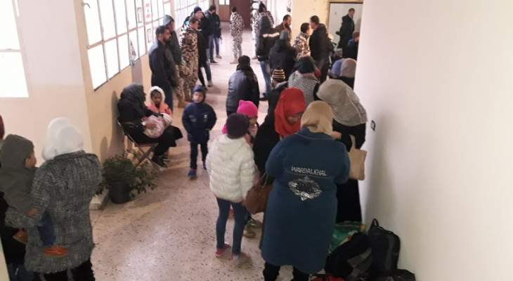 النشرة: بدء تجمع النازحين السوريين في مبنى بلدية الهبارية بإنتظار العودة لبلادهم