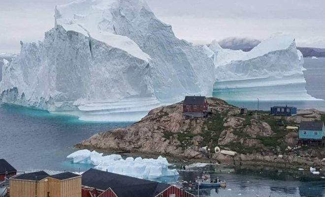 سلطات الدنمارك تخلي سكان قرية في غرينلاند بعد اقتراب جبل جليدي ضخم 