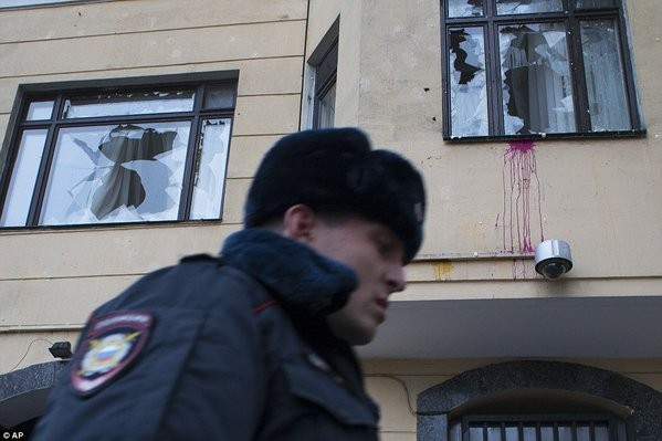 تعرض السفارة التركية في موسكو لهجوم بالحجارة والبيض من قبل متظاهرين 