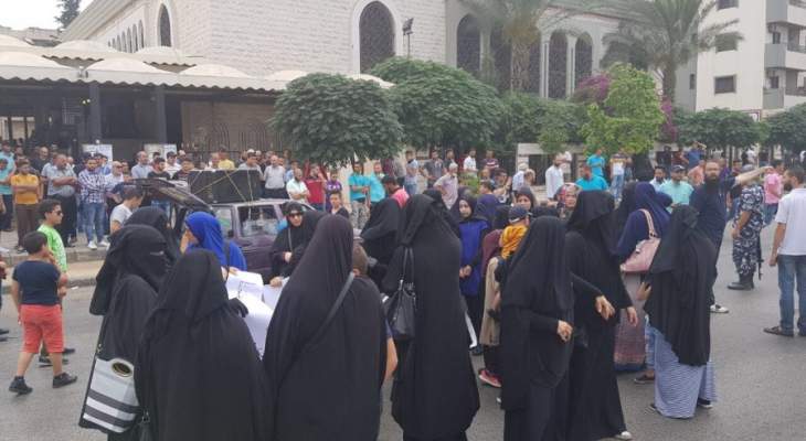 النشرة: اعتصام لاهالي الموقوفين امام مسجد التقوى للمطالبة بالعفو العام